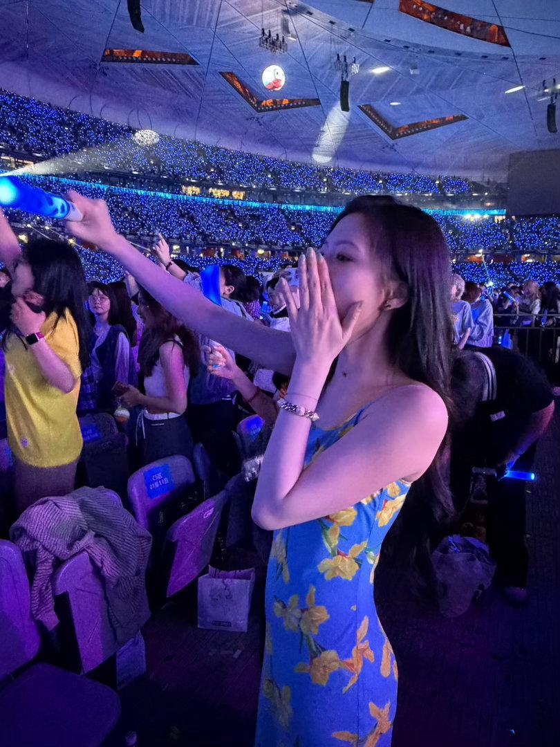 任敏去了五月天演唱会 连赶路都这么有氛围感，任敏的蓝色吊带裙和大波浪卷发简直是为