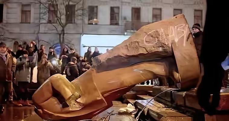 ​当乌克兰他们推翻了1000多座列宁雕像的时候就已经注定是失败的开始。他们已经抛