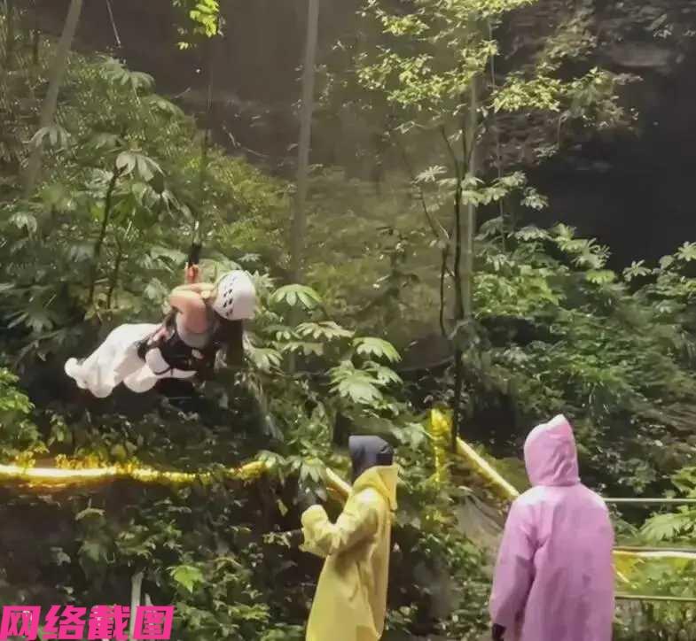 贵州贵阳某个景区，此刻在景区内提供游客服务，体验超级大秋千项目，只不过游客在体验