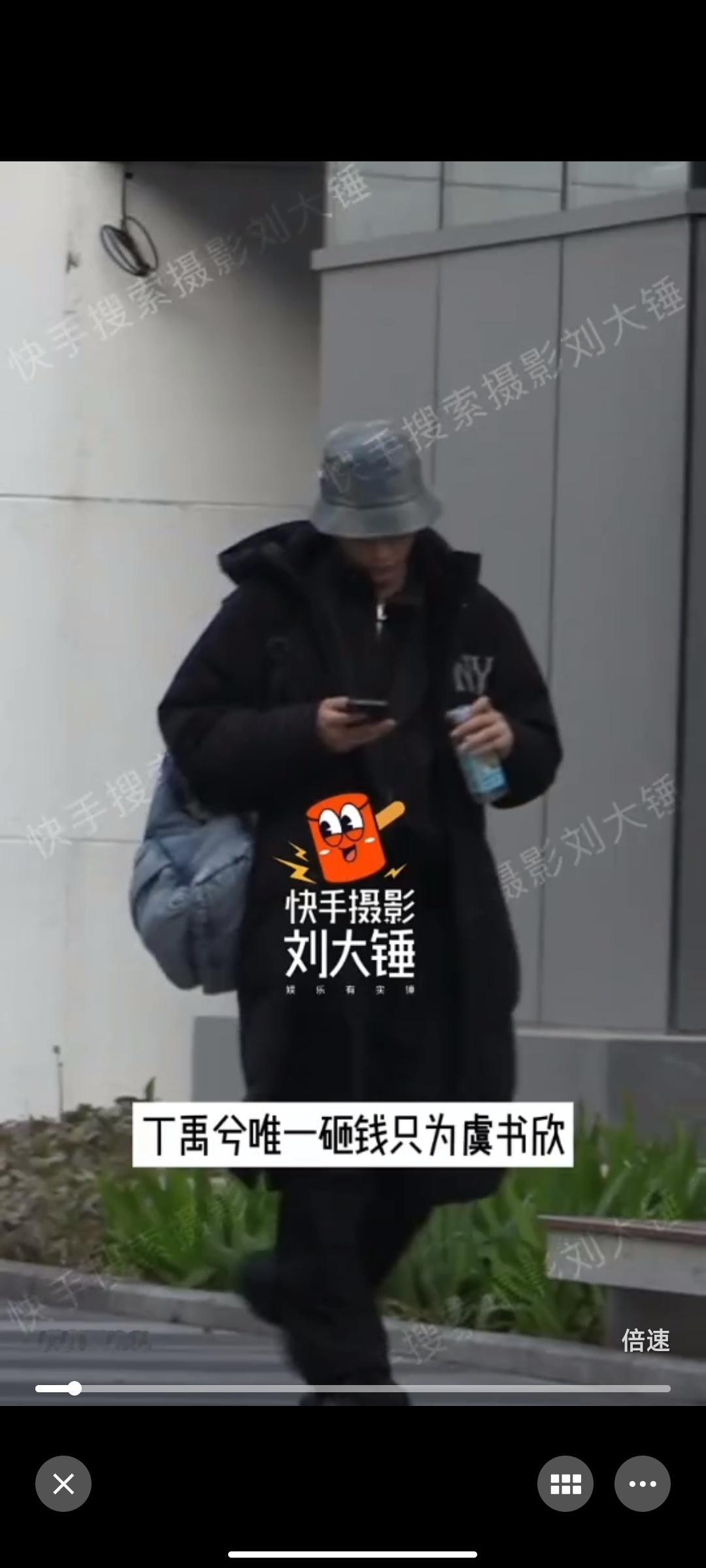 曝丁禹兮线下状态  猜丁禹兮线下出行超低调，鸭舌帽加口罩，可剧组挣钱剧组花，在组
