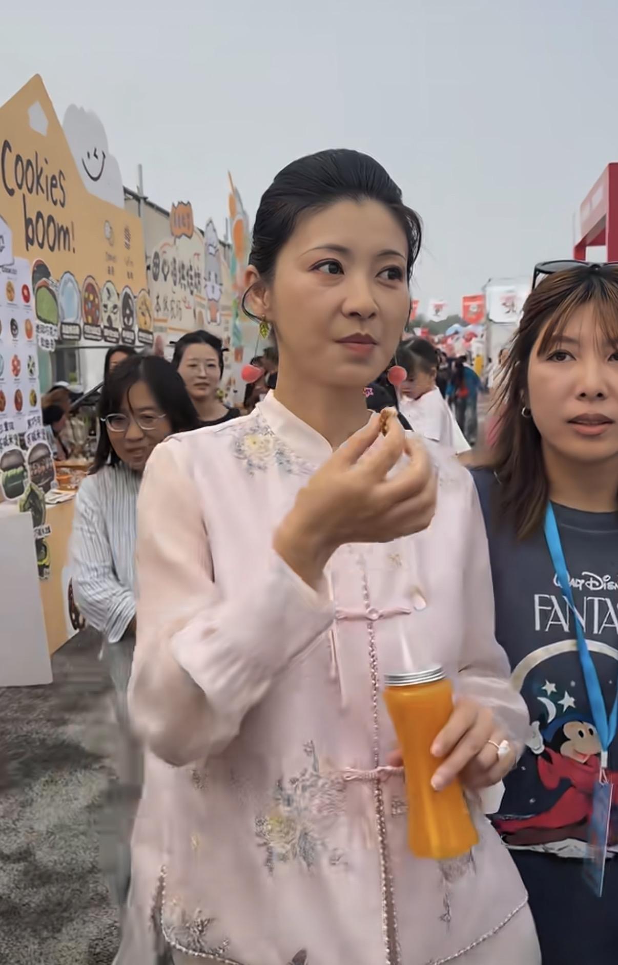 奇多市偶遇眉姐姐！之前她在重庆观音桥逛吃，现在又换地方了！这是自己在做美食节目吗