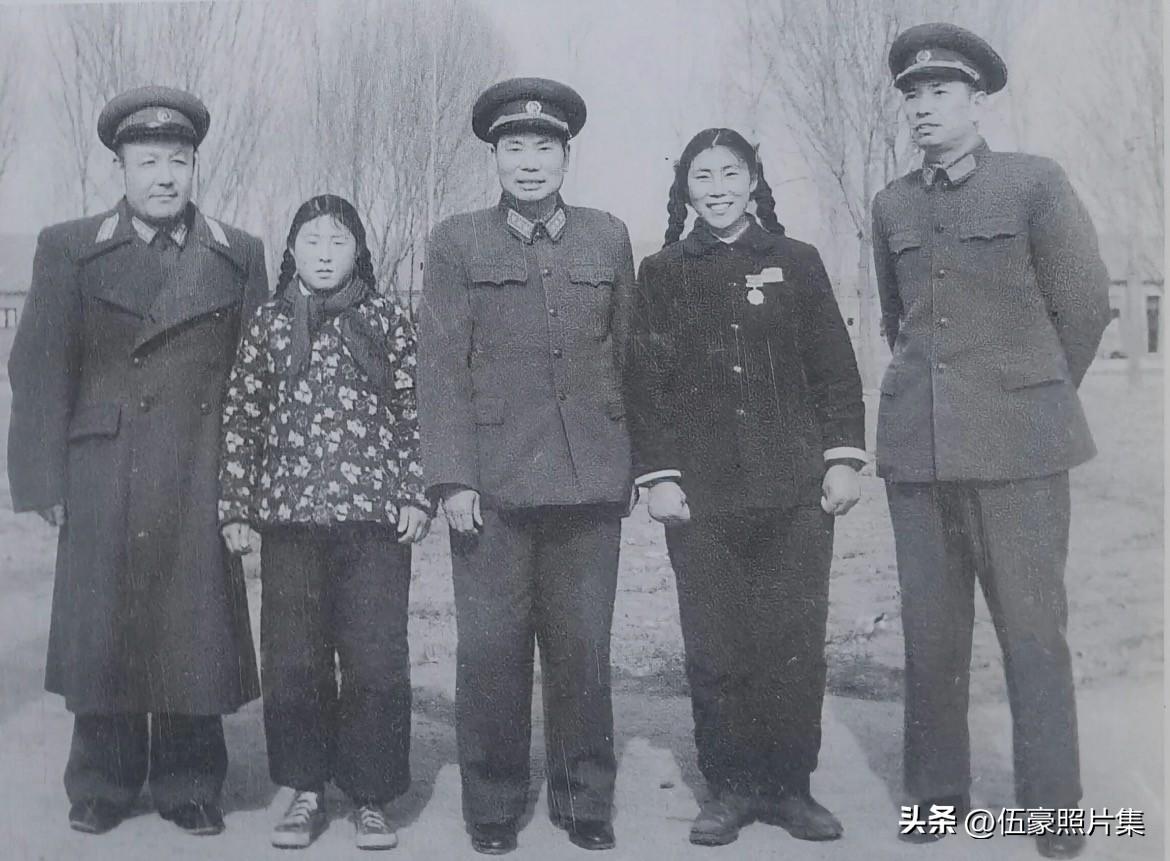 1964年，济南军区司令员杨得志（中）、副司令员吴克华（右一）和炮兵副司令员陈锐
