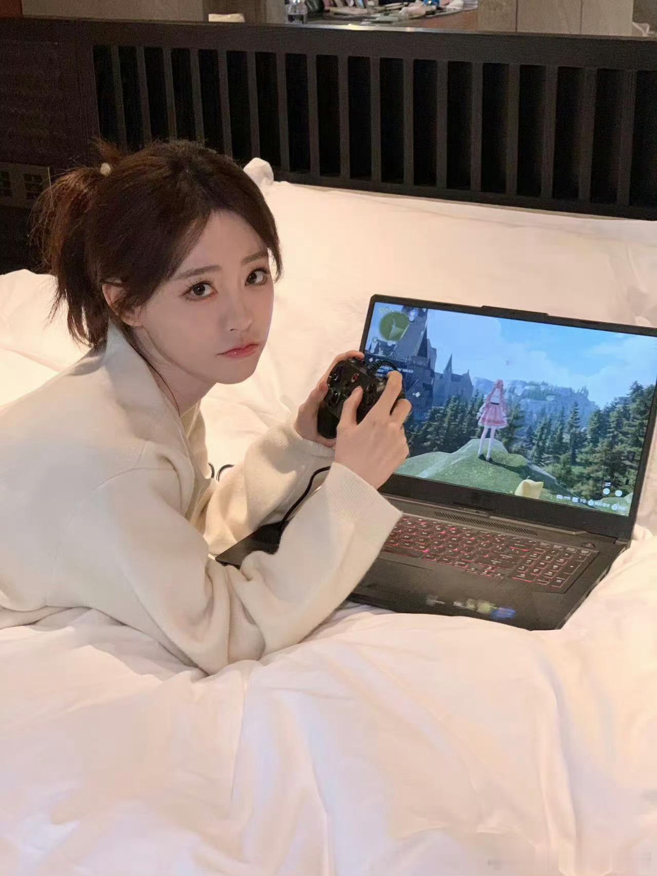 天哪祝绪丹也玩无限暖暖诶~ 阿姐竟然用手柄🎮玩暖暖诶~设备这么齐全！肯定把暖暖