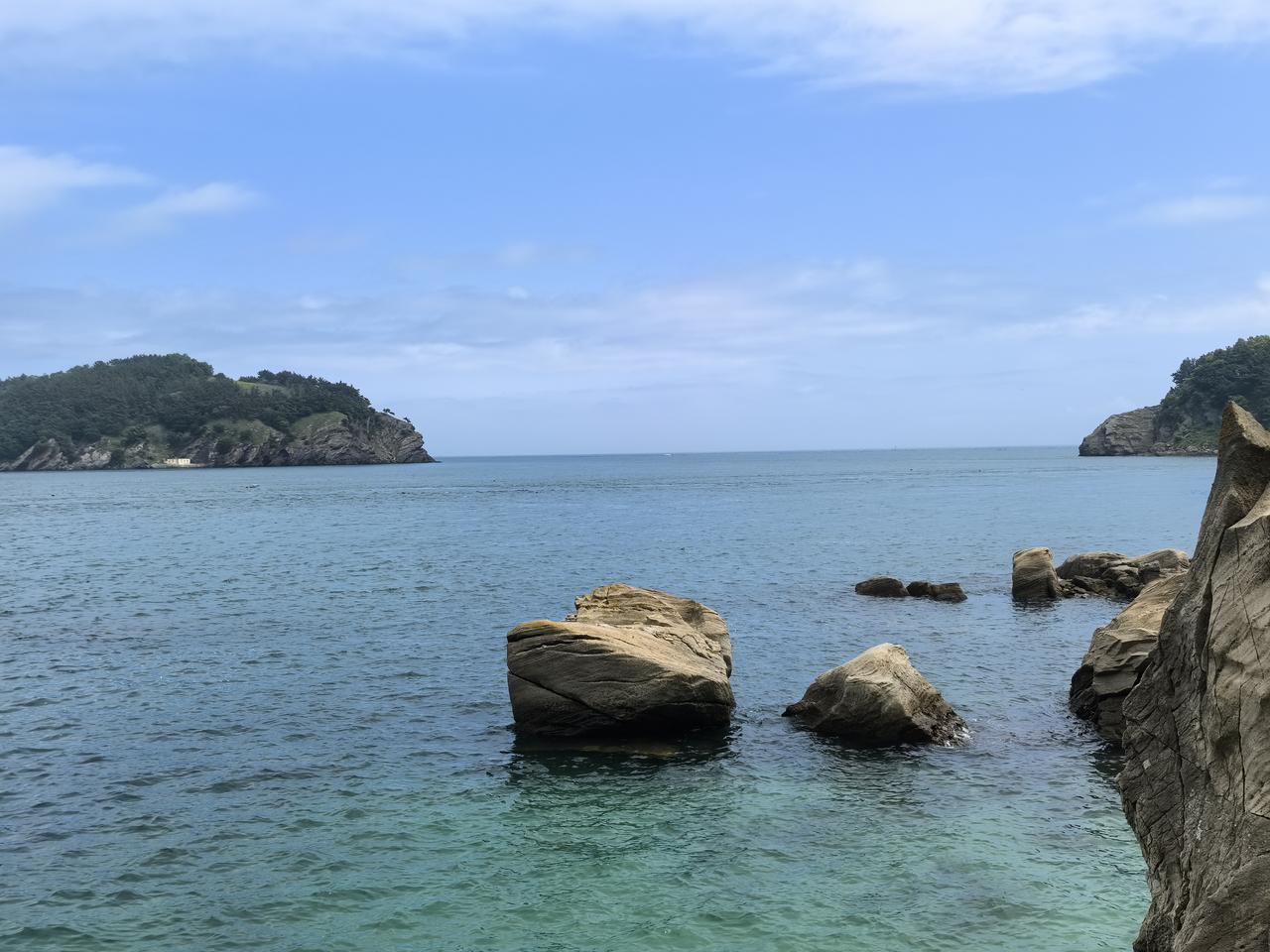 昨日游小长山岛的小水口森林公园，满山林木，海风习习，亲水栈道绕山而环。礁石砬子奇