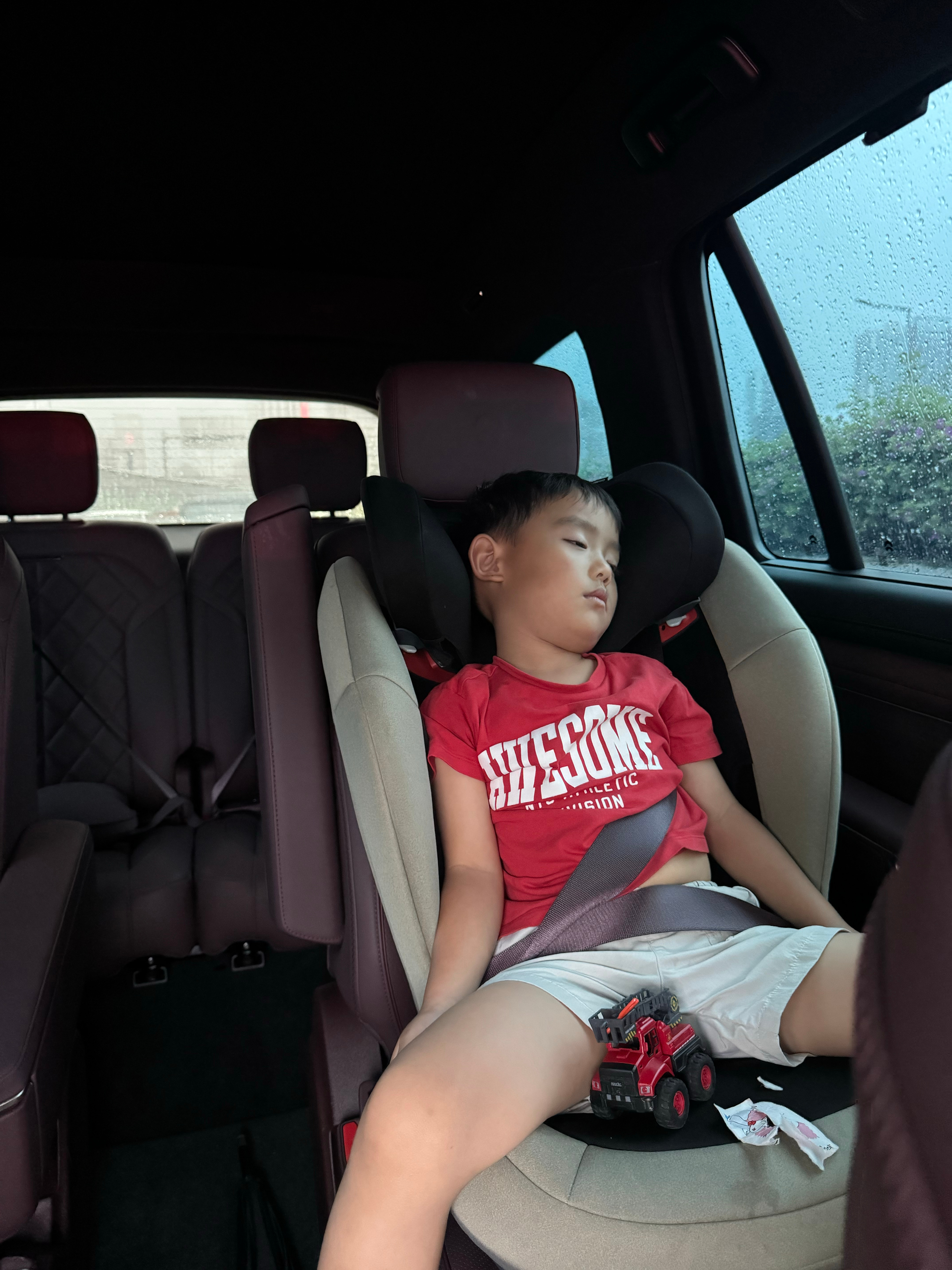 服了这肌了，昨晚他有点低烧，于是跟老师请了假，结果他一早6点就龙精虎猛，搞得我俩