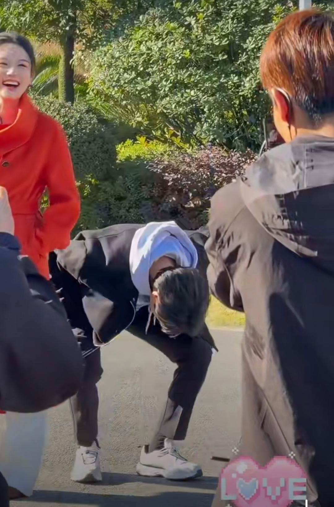 救命！魏大勋和撒贝宁同框根本没正形，斗嘴名场面笑到捶桌[吐舌] 大勋直接灵魂拷问