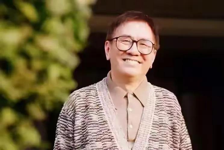 创作完《上海滩》后，黄霑一直纠结一件事：黄浦江到底有没有浪？顾家辉把曲谱给到黄霑