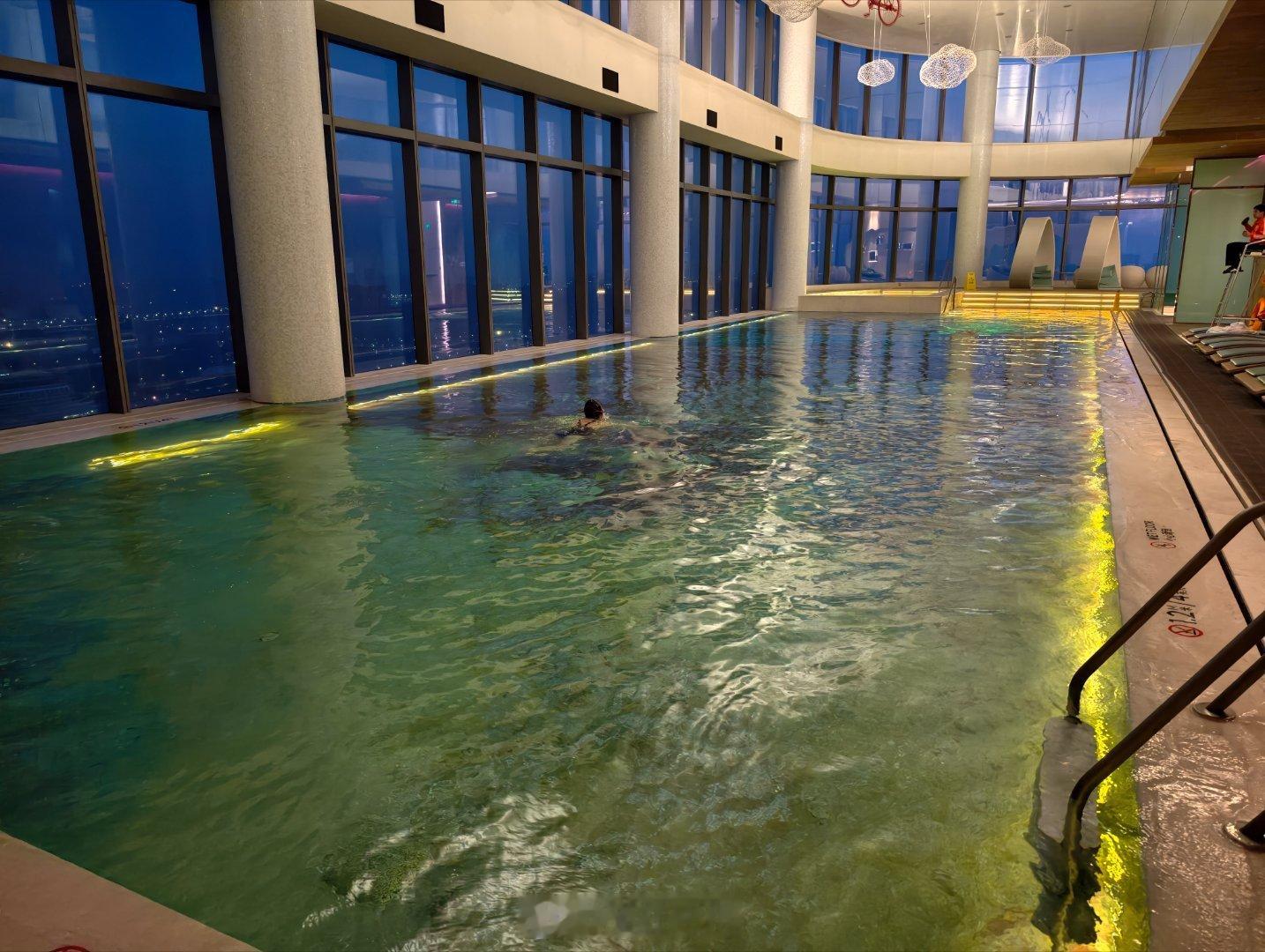 知道这边有泳池和健身房后就想着来游个泳也没提前准备泳衣泳帽问了一下泳衣169，泳