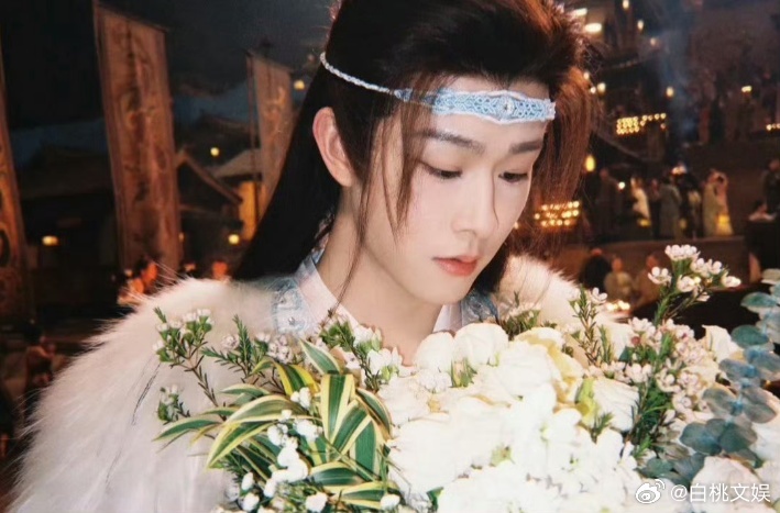 田嘉瑞带着嗷呜参加追剧团田嘉瑞带着寄灵的阿贝贝参加追剧团月鳞绮纪直播 果然是被寄