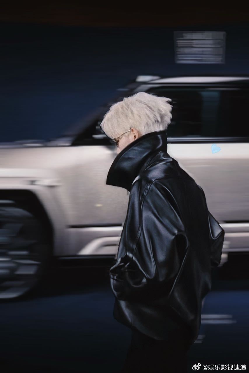 胡先煦这么瘦了胡先煦上海路透生图上城士活动生图直接封神，瘦到轮廓锋利颜值飙升，完