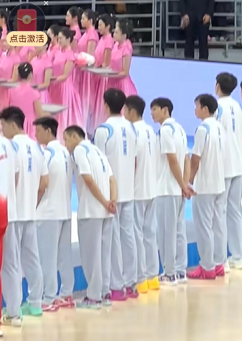 浙江男篮全运会领奖服装杂乱，经济大省不应该抠搜搜，备战比广东差特别多有根源

