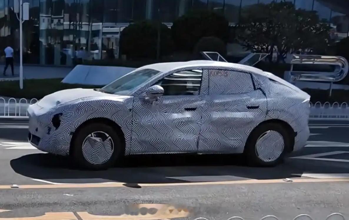 小鹏MONA SUV谍照，从图片看预计是一款紧凑型轿跑SUV，新车内饰预计也与M