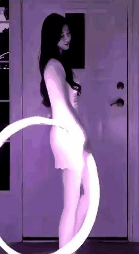 天啊，这个白裙美女太厉害了，把一个呼啦圈玩得出神入化，玩出了艺术美，美得像白裙美