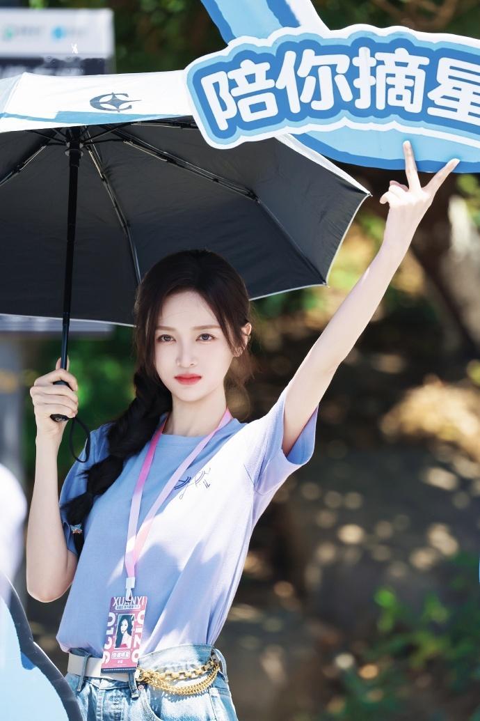 吴宣仪翟潇闻新剧人设专业对口《有戏》里的吴宣仪和翟潇闻简直专业对口，舞台剧元素加