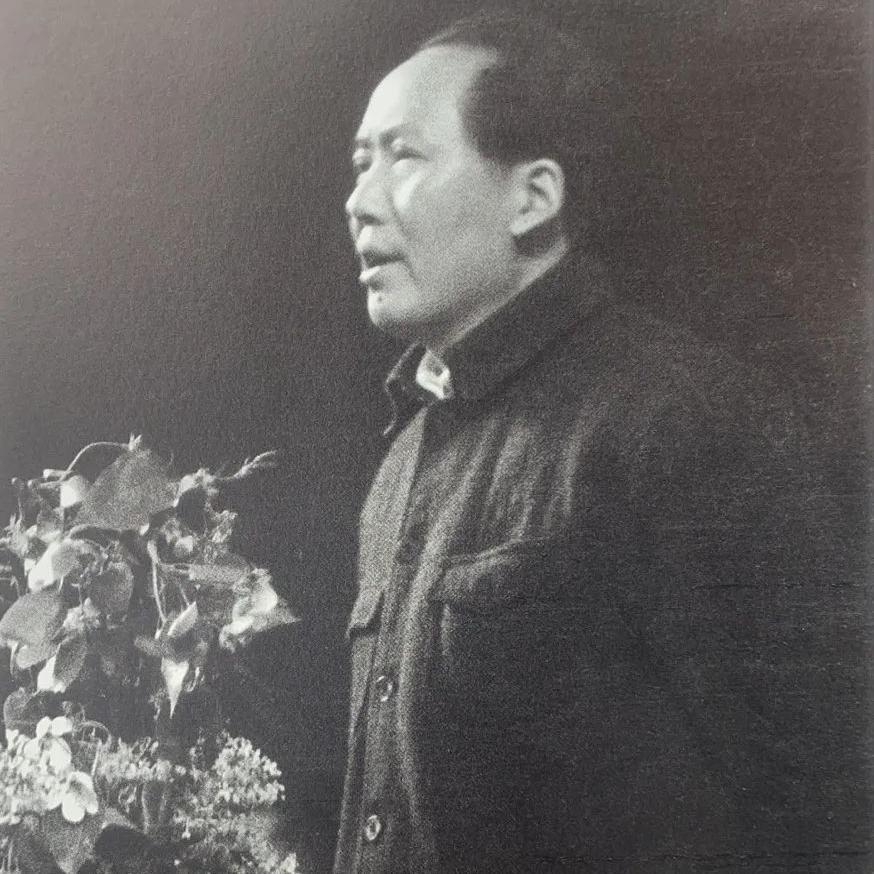 1949年美国企图在新疆建立大伊斯兰共和国，分裂中国。

很多人都知道1949年