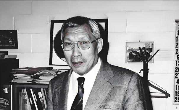 1950 年 3 月，北大农学院教授李景均深夜将家中米缸倒满，留下一张 “请假停