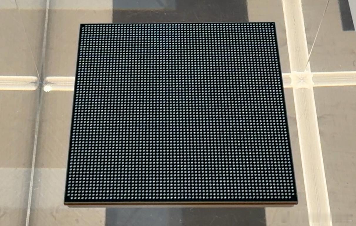 据说这薄薄的一片里有500 亿个晶体管，这我要是拿锤子砸开一个个数，数到死也数不