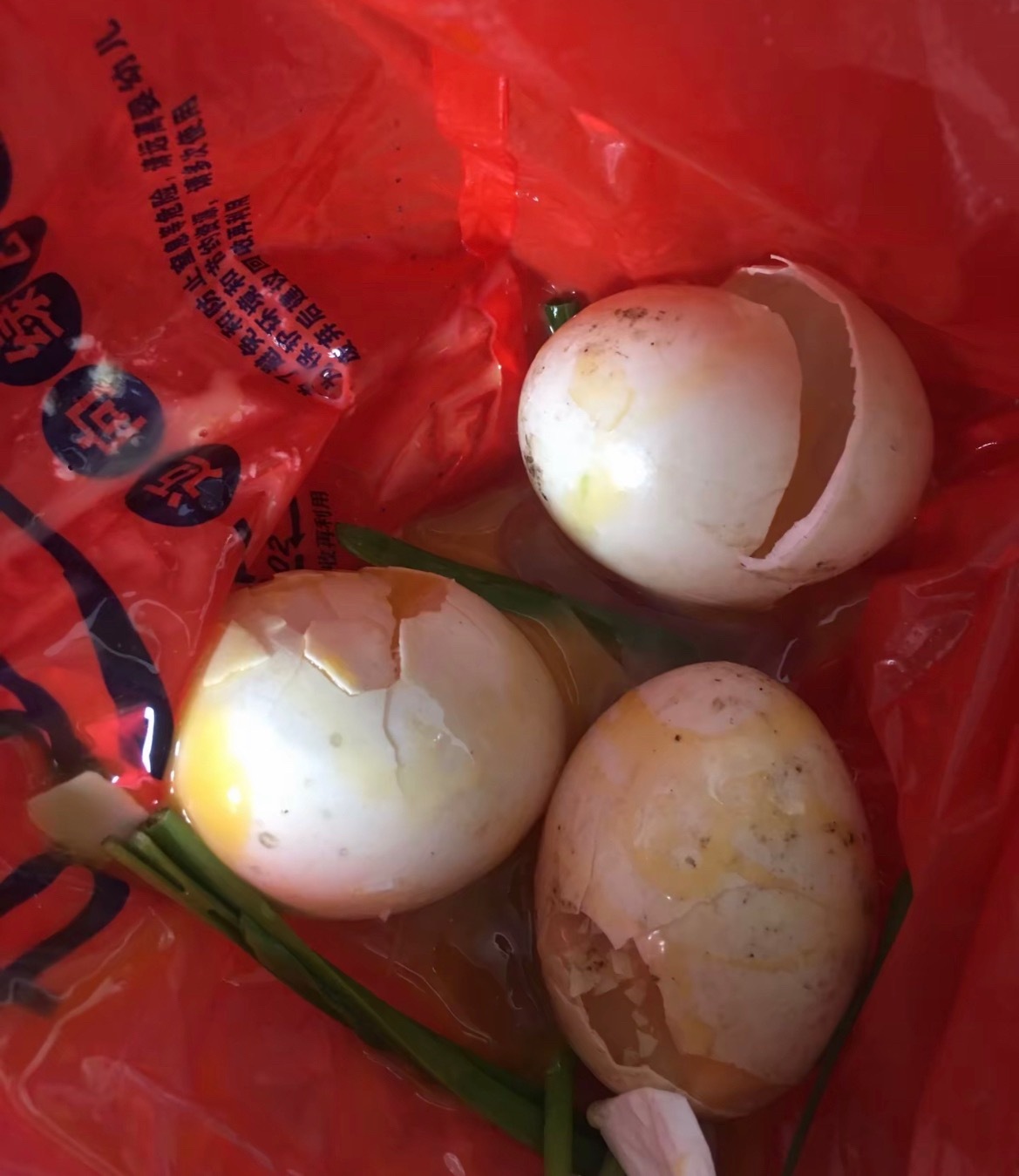 【玉林某菜市场一阿姨的入口处摆卖坏鸡蛋】近日，网友爆料称：玉林市某菜市场入口处阿