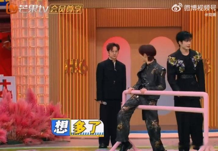 丁程鑫你看看何老师的表情你好星期六 继卡门后丁程鑫又来“卡”乐潮！主动把腿搁栏杆