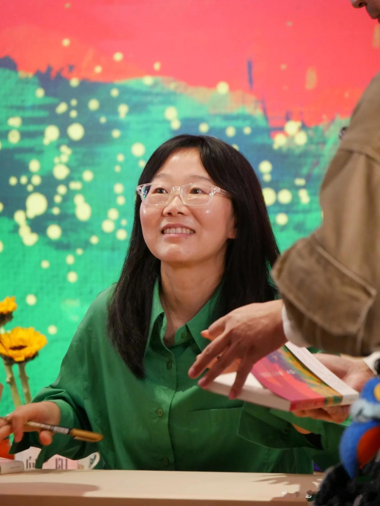 网友分享：今天我去参加了李娟老师的见面会。李娟老师就像朋友一般，没有高高在上的姿