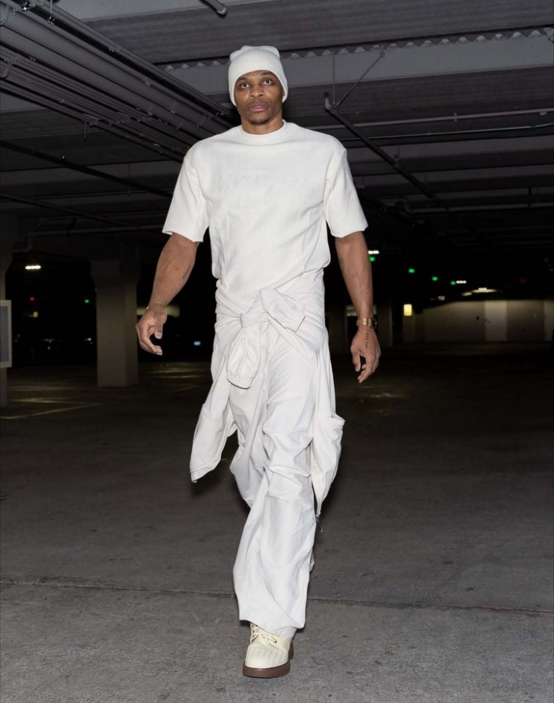 威少一月穿搭大赏！球场硬汉化身街头潮流教科书NBA球星拉塞尔·威斯布鲁克今日在个