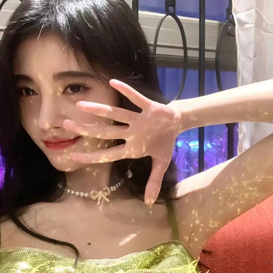 甜美少女，手指上点缀着梦幻般的闪光，仿佛来自童话世界的仙女。少女感笑容 梦幻少女