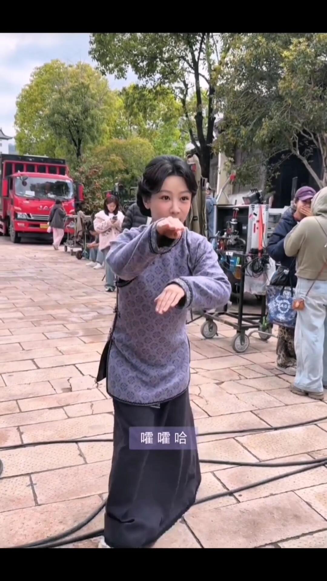 杨紫的活力不亚于那块黄色海绵杨紫抽象艺术家真神来的 穿着礼服拿毛领跳绳——这是什
