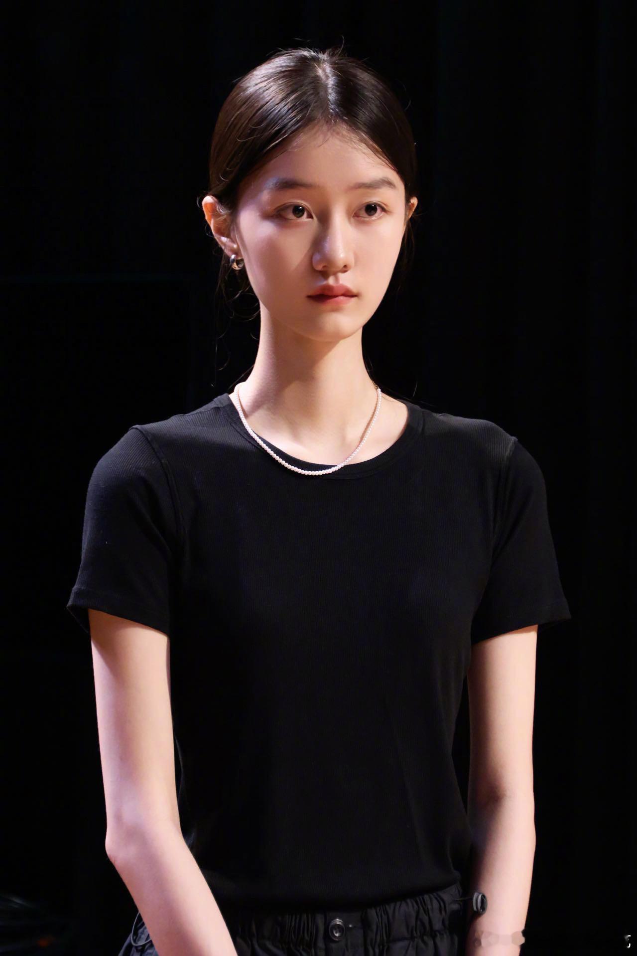 纪姿含 温宜公主天呐！没想到温宜公主都长成亭亭玉立的大姑娘了[鼓掌]恭喜考入中戏