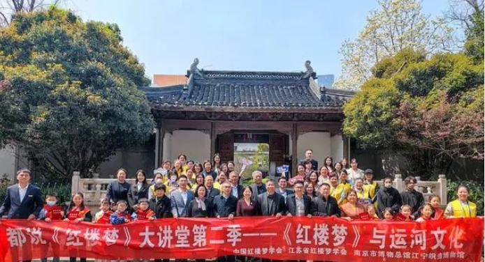 清史要重新改写。《红楼梦》其实是一部大清国的史书。
其实，《红楼梦》书上讲得很明