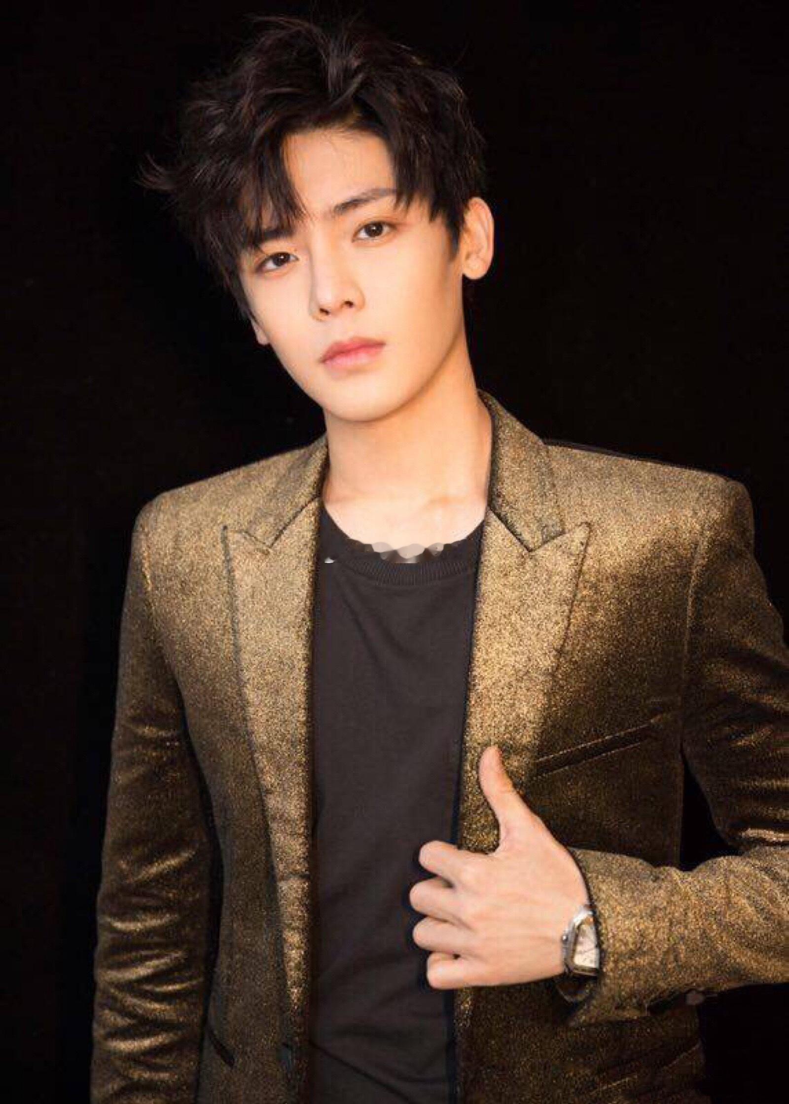 侯明昊 韩国仁川机场路透独自低调现身，卫衣双肩包少年感足，全程高效独行，与粉丝远