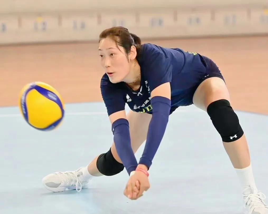 #朱婷# 斯坎迪奇俱乐部发训练照，配文：女王归来！
期待朱婷新赛季的表现！
新赛