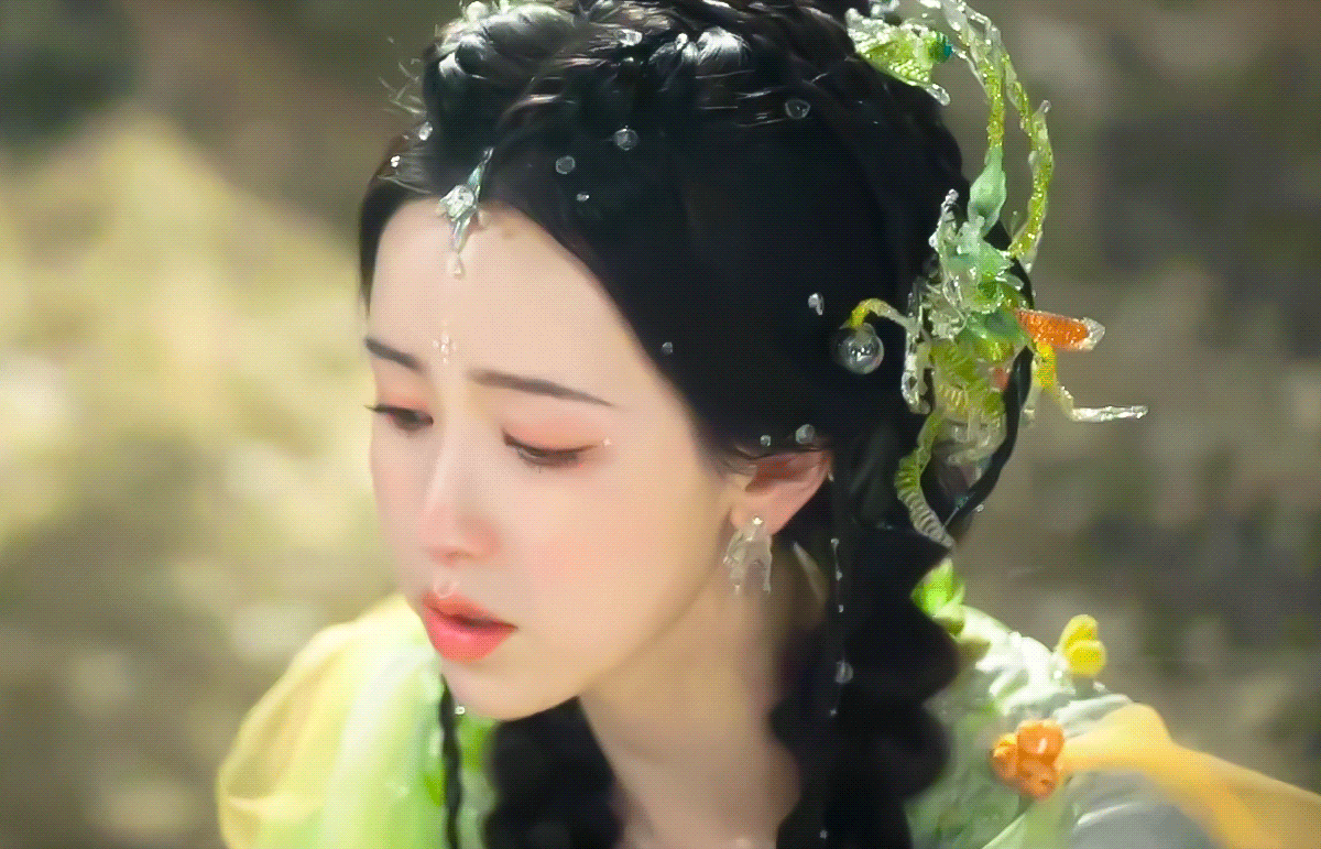 #陈都灵狐妖妆容#陈都灵真的好适合这种妆造，一出场就让人疯狂爱住，将清冷气质展现