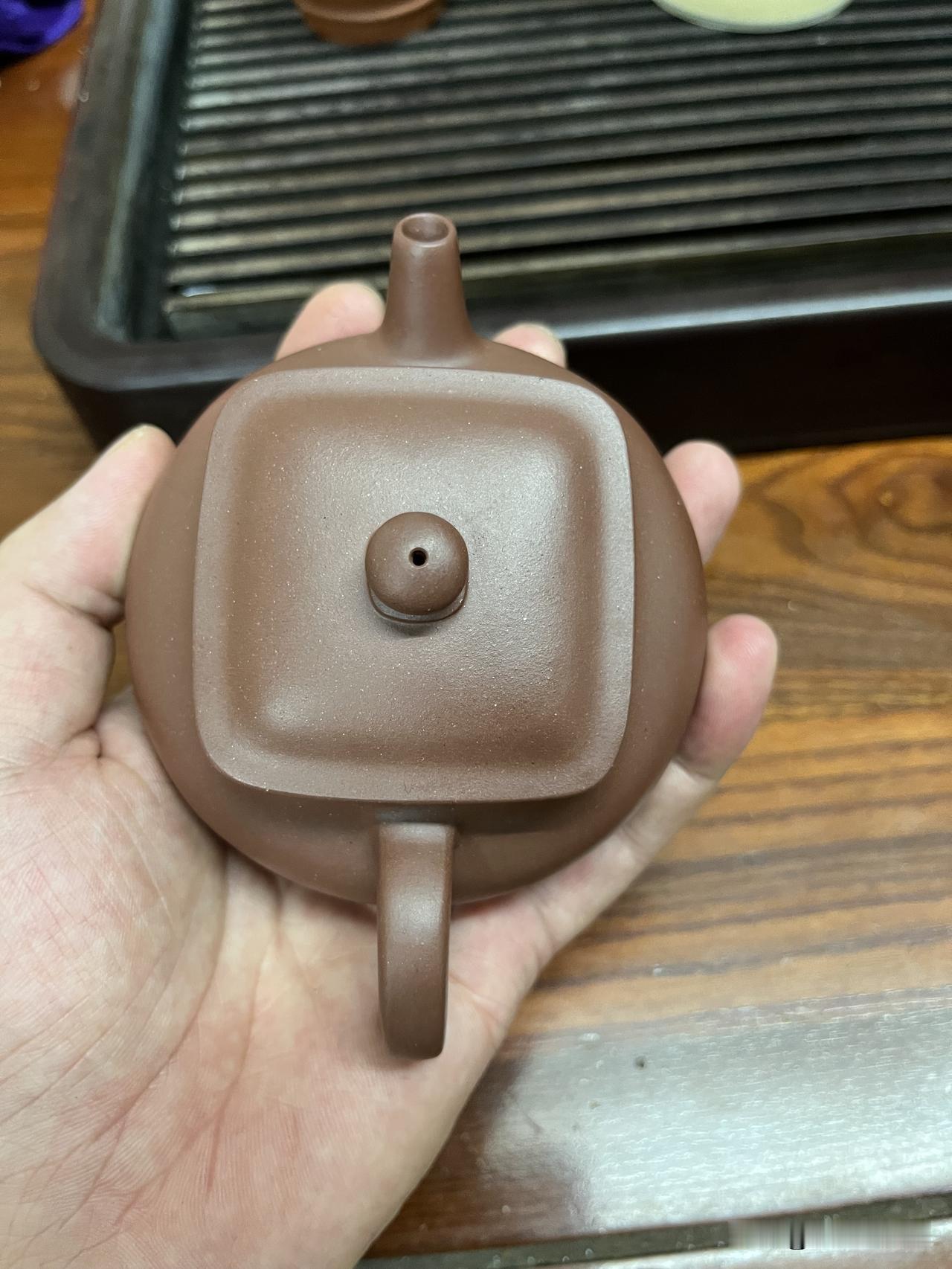 新壶友一直担心自己入手的壶都是化工壶，我的建议是先从紫泥壶开始入手。上面那把壶是