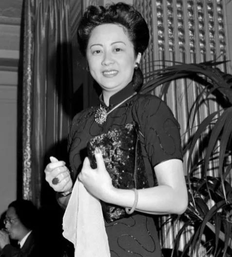 这幅穿越时光而来的影像，定格了民国八秩之前的风华，竟是宋氏家族显赫成员宋子文之妻