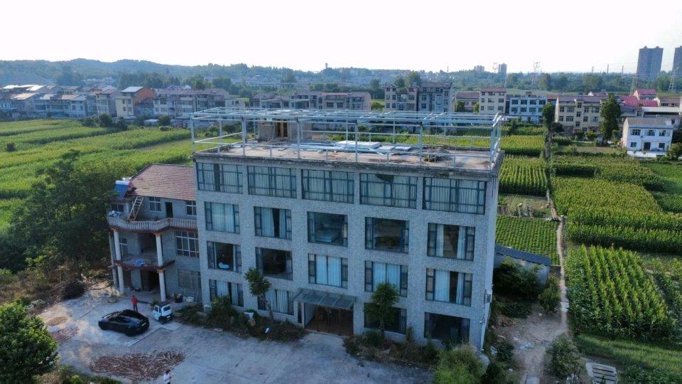 湖北襄阳谷城县城关镇青山村的程女士可太闹心了。外来村民王某花26万买她家宅基地，