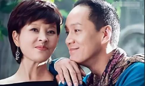 冯远征梁丹妮另类婚后日常曝光！结婚33年家里从不做饭，饭点专属拉锯战太真实

娱