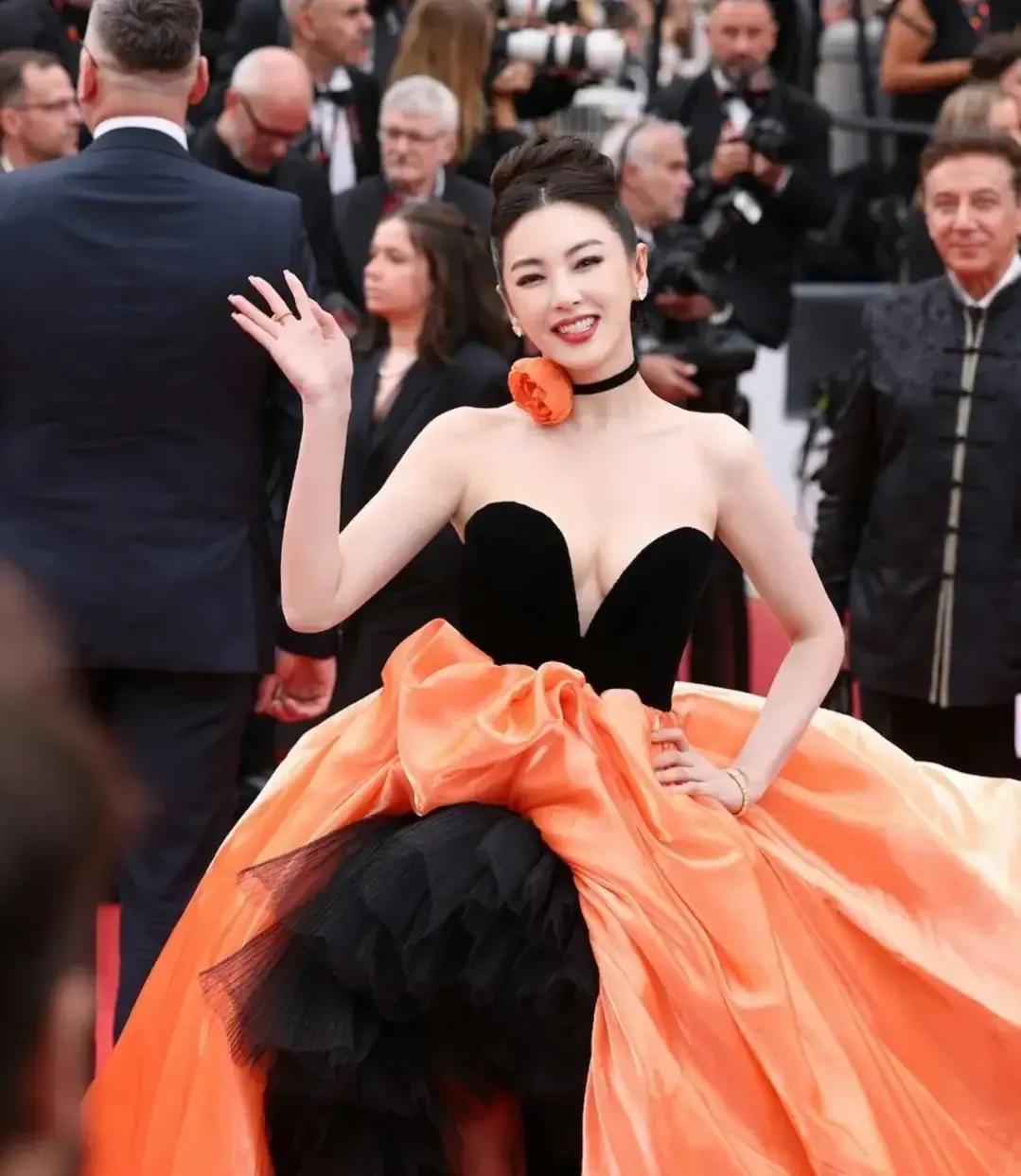 张雨绮老了，在戛纳电影节红毯的她有点力不从心，没有性感只有风尘。

她的状态在走