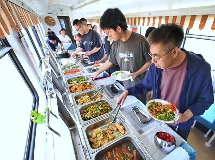 火车上开始提供自助了，成人45一位，5个荤菜3个素菜。（济南局）我靠，感觉还挺合
