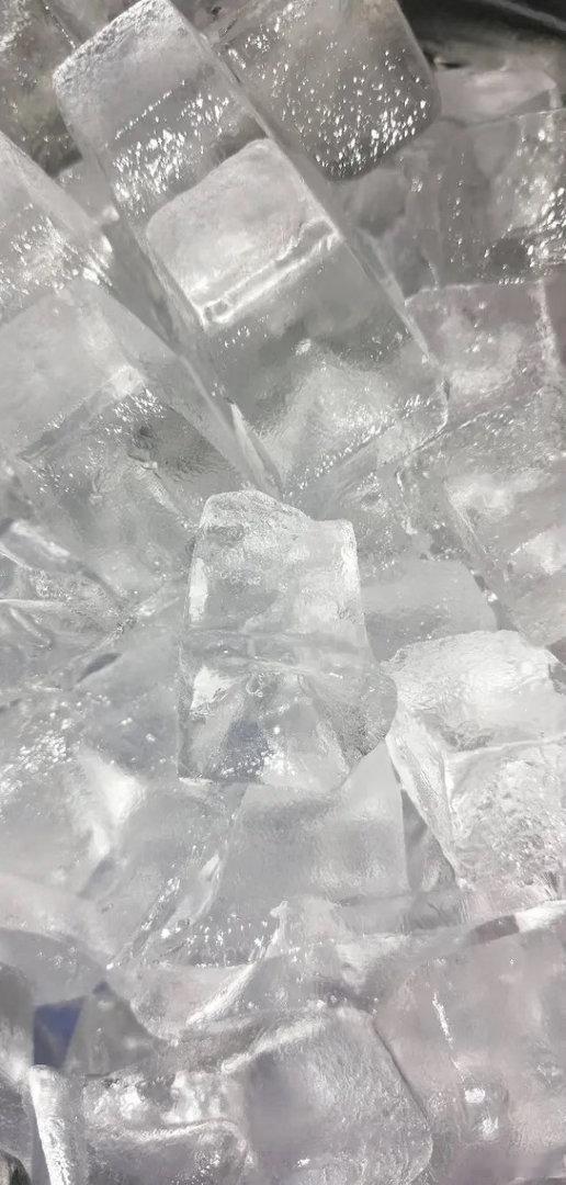 透明冰块和白色冰块有什么区别 酒吧里那种透明冰块喝着确实心情好，但自己在家冻永远