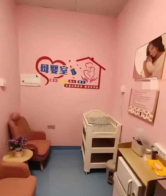 太过分了！5月7日报道，河南濮阳宝妈带娃陪丈夫去 4S 店查轮胎，只因随口询问母