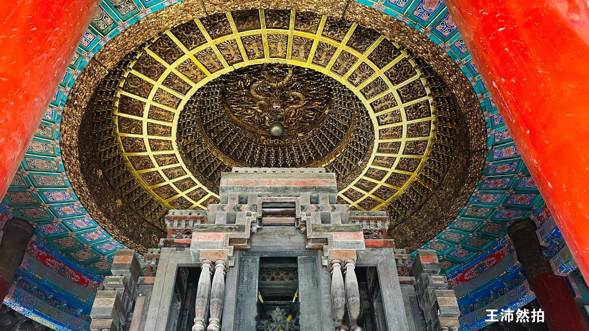 我去普乐寺登上最高的建筑，正中的曼陀罗坛城内是一尊朝北的大佛像和朝南的小佛像，二