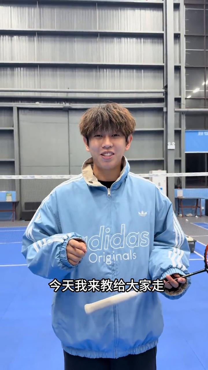 想学我的自动挡滑拍，今天我来教给大家。
·首先是击打拍面，正手握拍，拍面对正前方