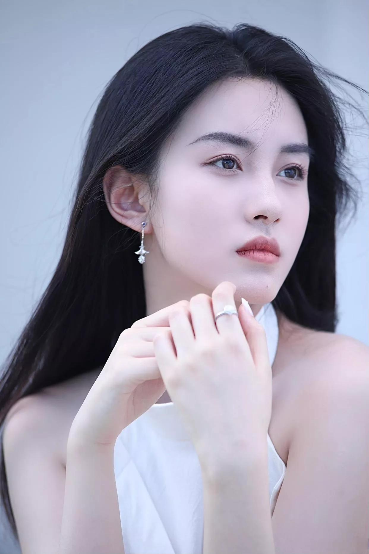 温柔优雅的气质，黑白配的简约时尚，让人无法抗拒的美丽。