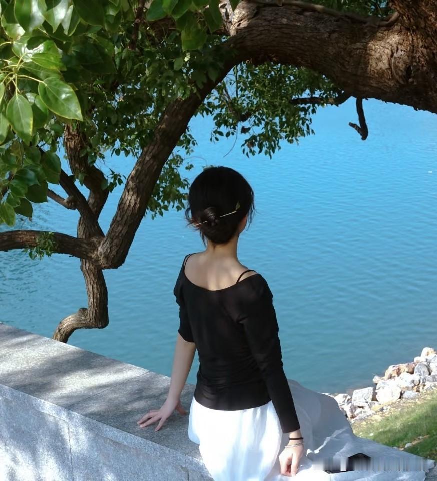 近日，湖南一位26岁的未婚女士很是痛苦。

她与男友准备结婚了，然而她父母因男方