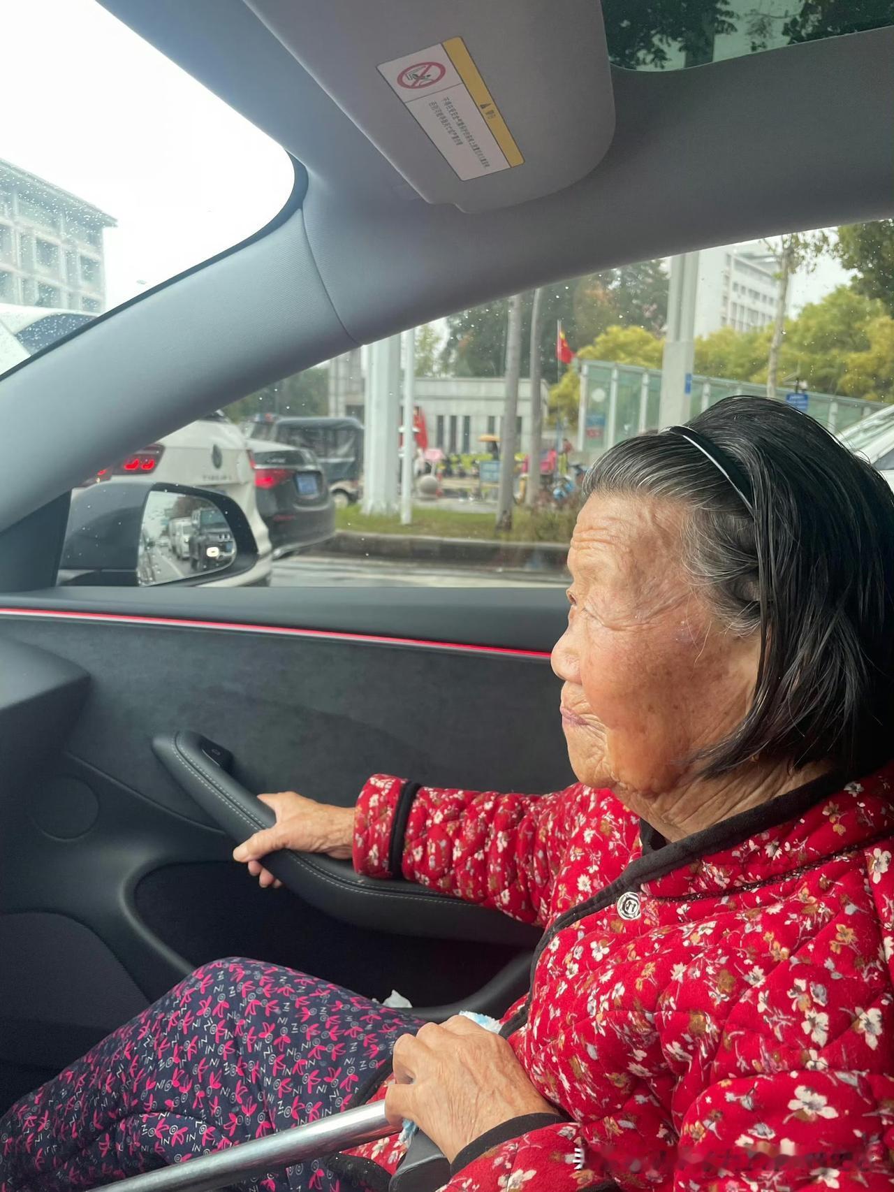 一个网友分享他奶奶，94 岁的世纪老人，坐上了特斯拉。她说：烧电好，烧电在自己家