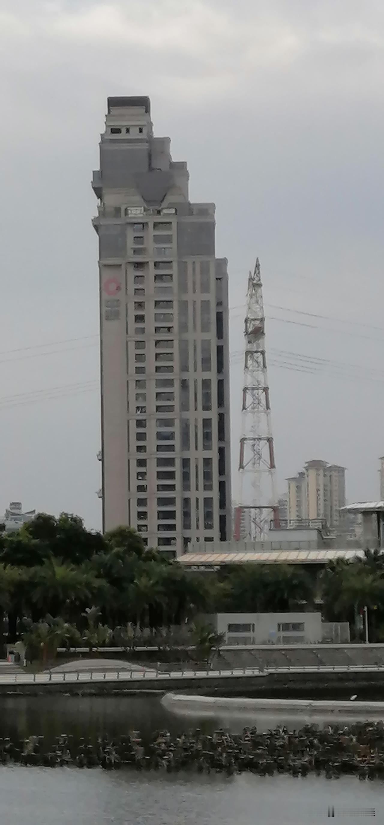 我发现，很多人经常把“缴费”和“交费”混用，包括我自己。
其实两者差别很大，用错