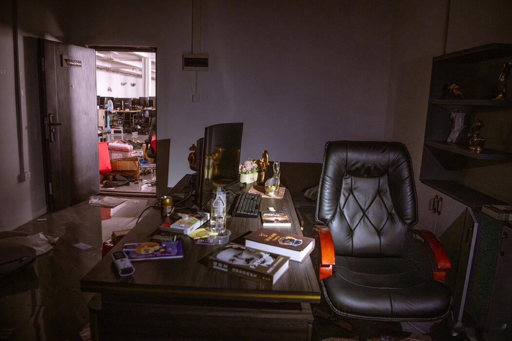 妙瓦底顺达园区高管在看哈耶克的《通往奴役之路》和《自由秩序原理》。 