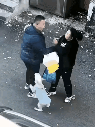 养这样的儿子，真的是造孽哦！这个儿他怎么可以这样对他母亲的呢？抓住他母亲手左一 