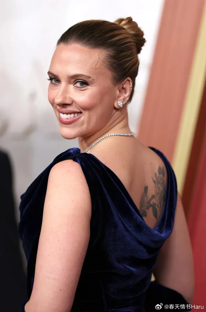 《福布斯》公布了2025年度收入最高的演员榜单：1. 亚当·桑德勒 4800万美