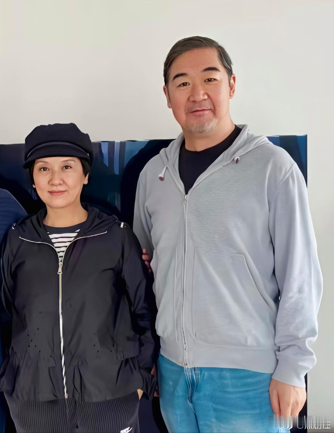 张国立跟老婆邓婕去天津朋友家做客，两口子穿着平常衣裳，一点没大明星架子！他俩都七